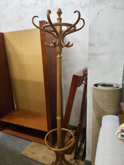 Wieszak drewniany stojący na ubrania