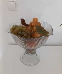 taça de vidro com frutas