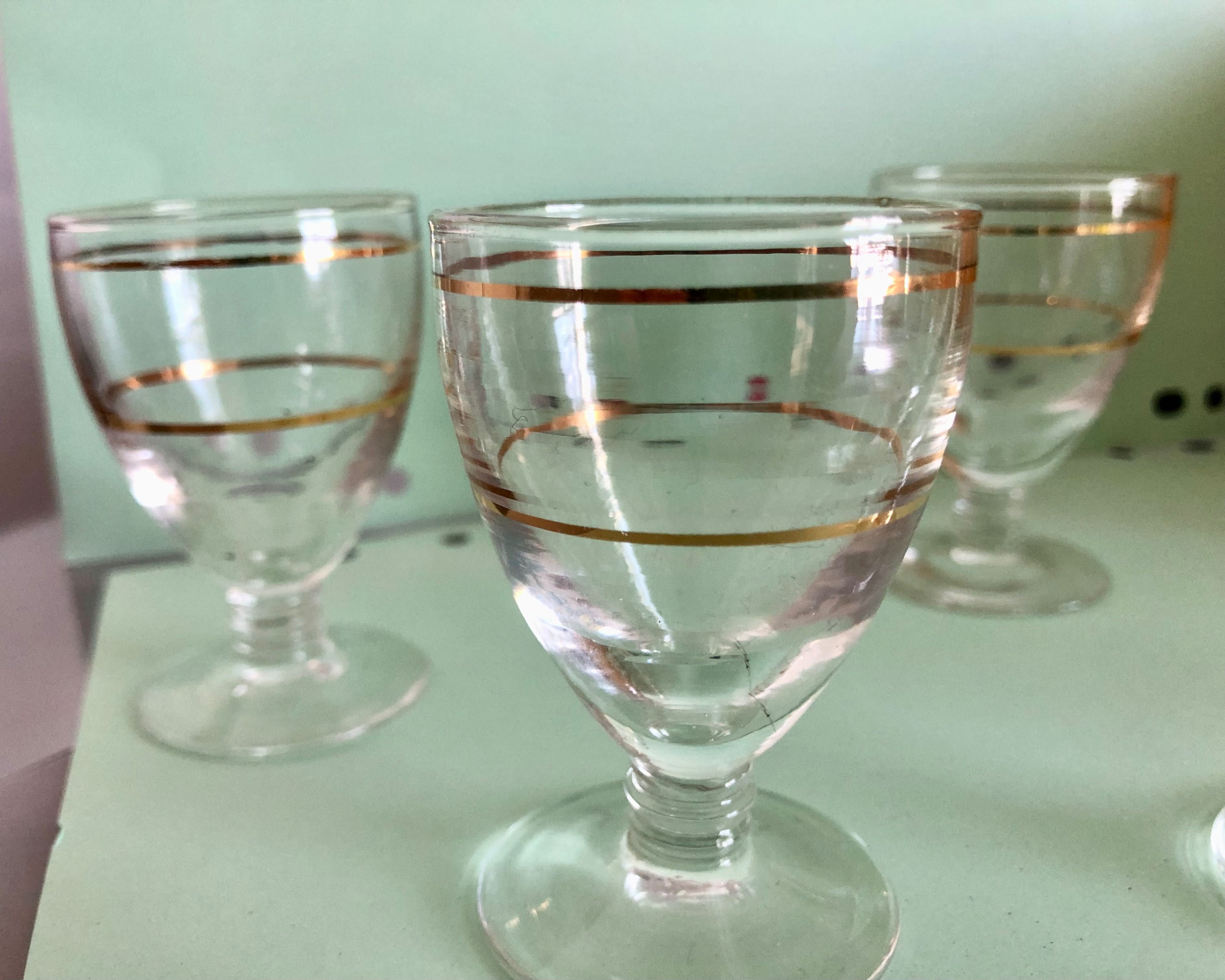 Elegantes cálices antigos para licor