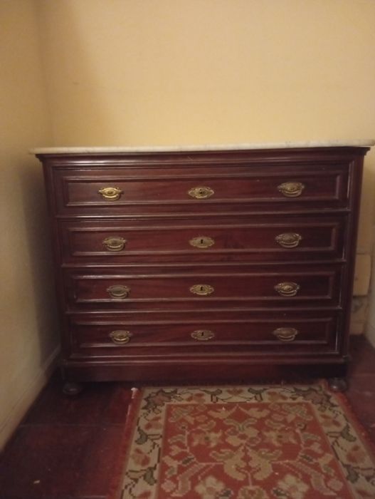 Cómoda com tampo em marmore