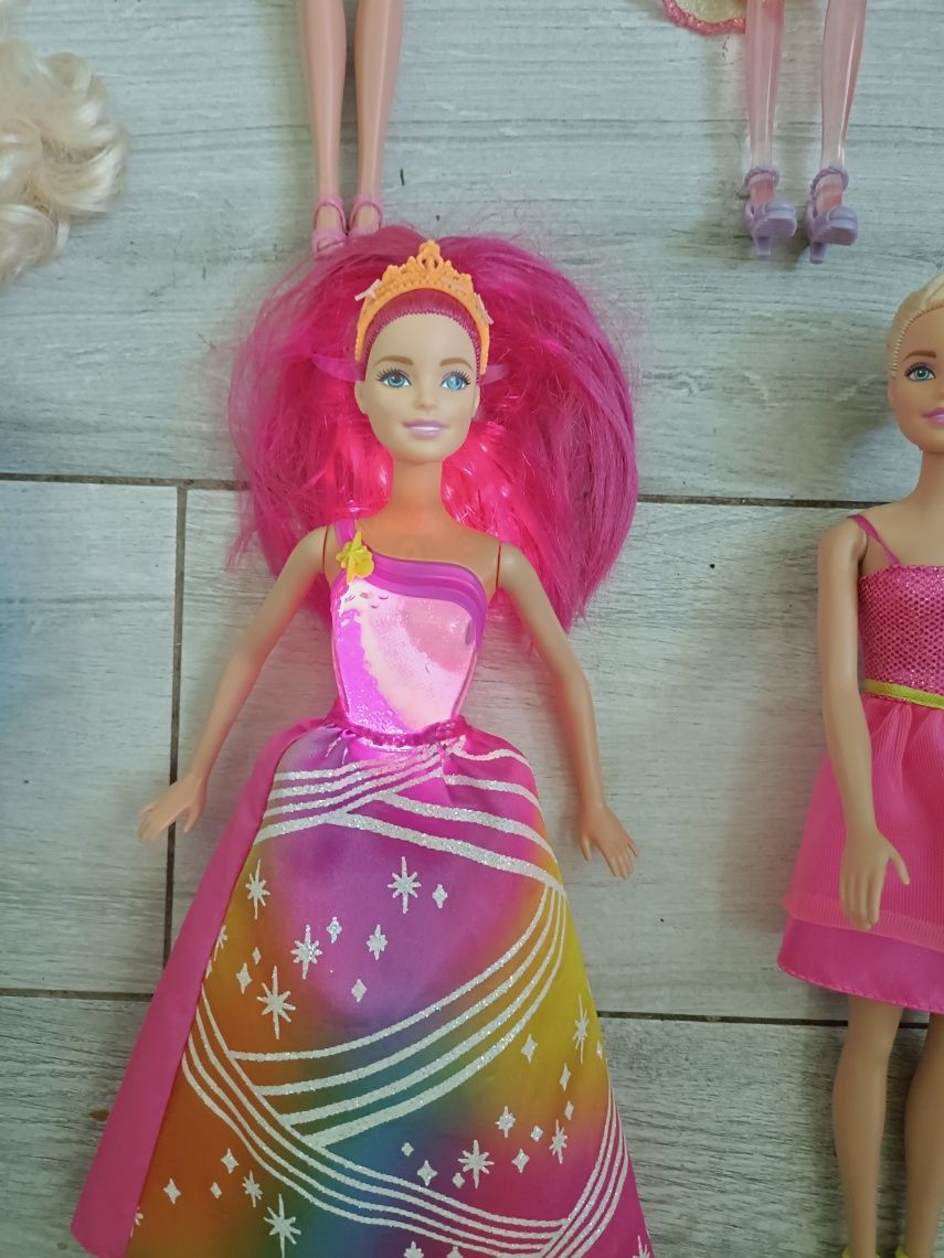 Zestaw 7 lalek Barbie tęczowa księżniczka Świeci  i gra Simba Mattel