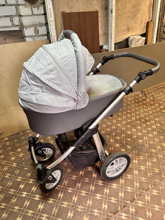 Коляска 2в1 як для хлопчика так і для дівчинки.