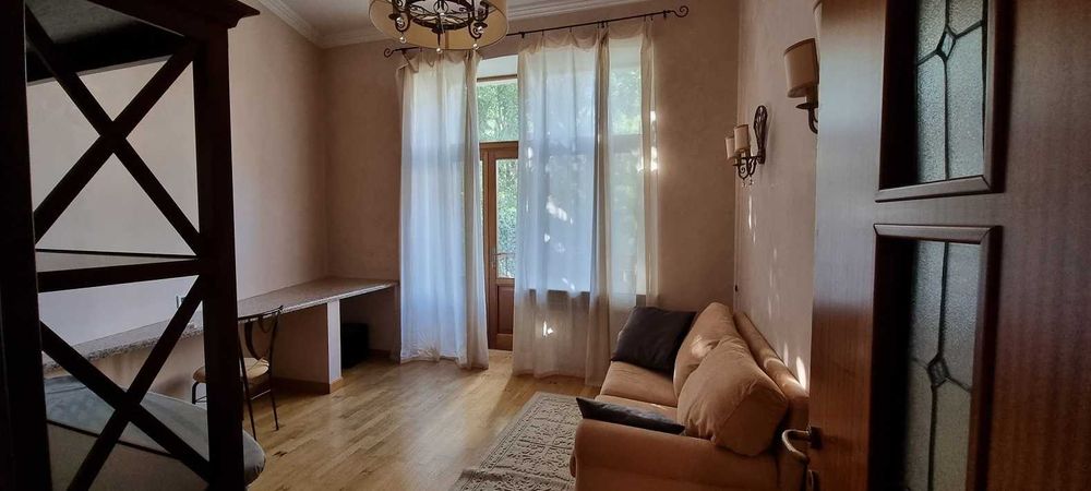 Аренда 2-х ком.квартирыS-110 м.кв. ул.Андреевский спуск 2 б.Подол без%