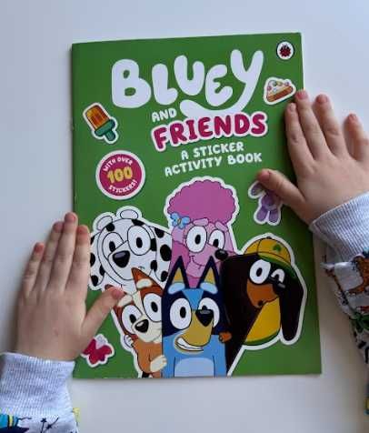Bluey Sticker book, книга з стікерами Блуї та Бінго, 100+ наліпок