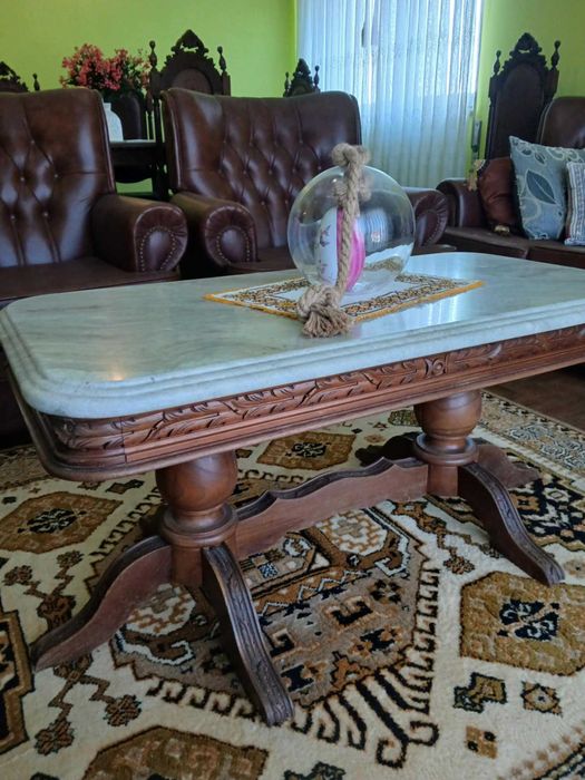 Mesa de Centro com Tampo em Mármore Natural e Base de Madeira Maciça