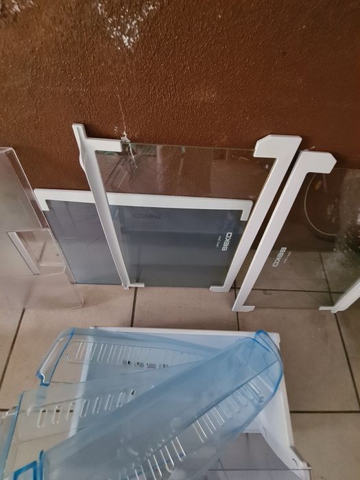 Sprzedam półki  do lodówko-zamrażarki Beko