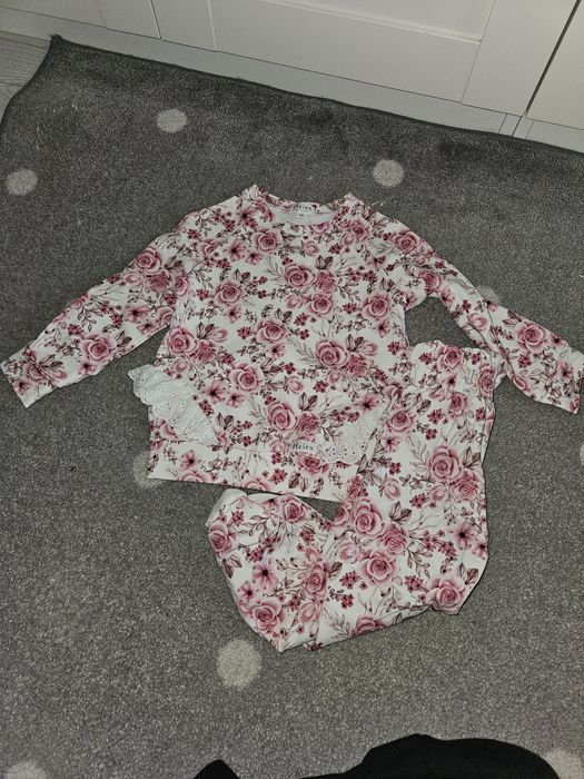Dresik Helen 98 stan bardzo dobry kwiatki dziewczynka dres