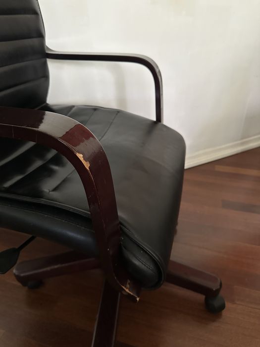 Cadeira Escritorio em Pele