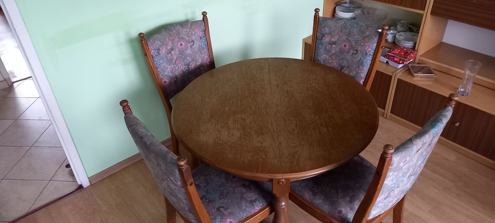 Stół okrągły rozkładany + 4 krzesła tapicerowane