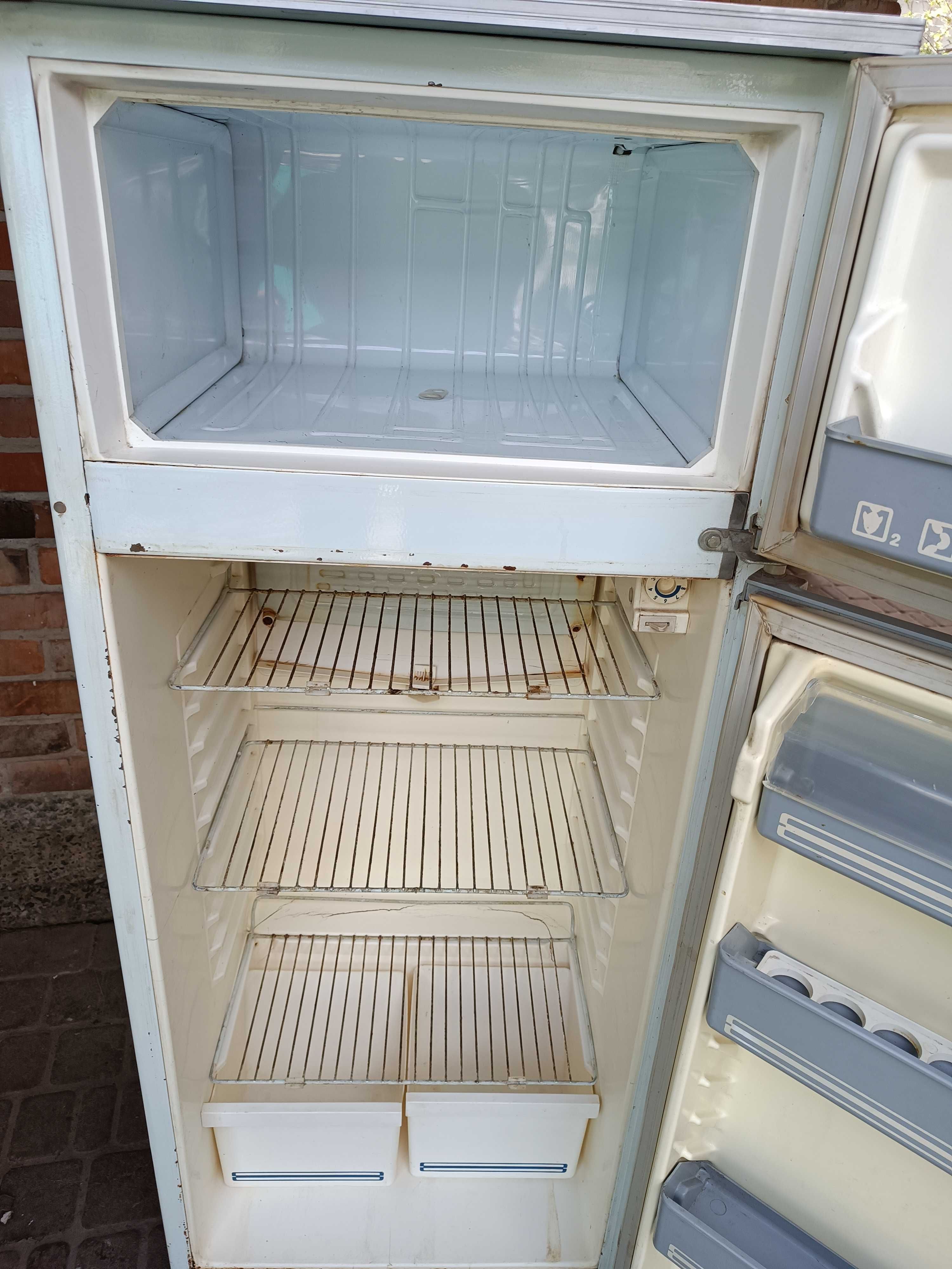 Холодильник, морозильна камера