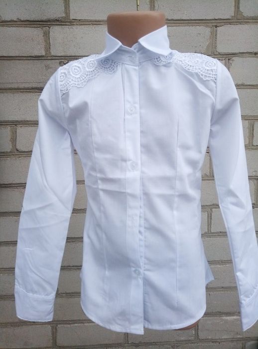 Школьная классическая блузка с кружевом
