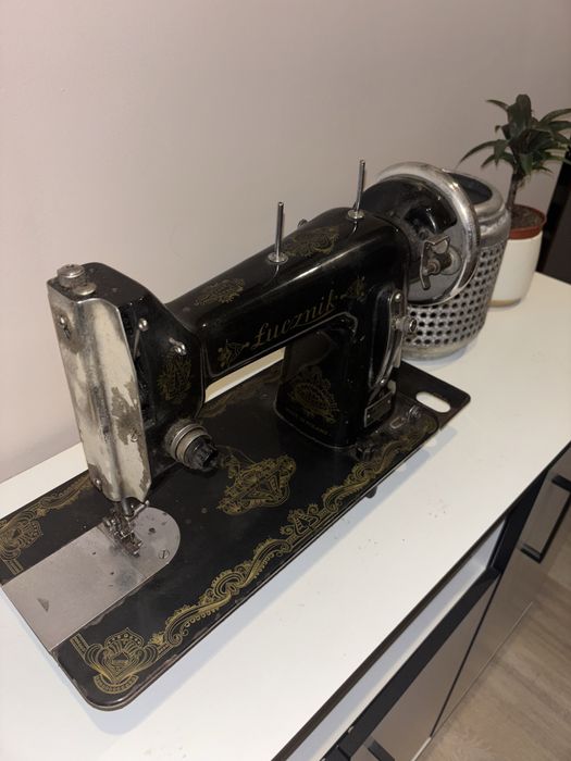 Stara maszyna do szycia łucznik