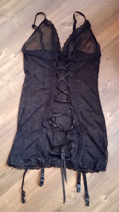 Czarny koronkowy gorset Zapięcie do pończoch Regul. ramiączka koronka