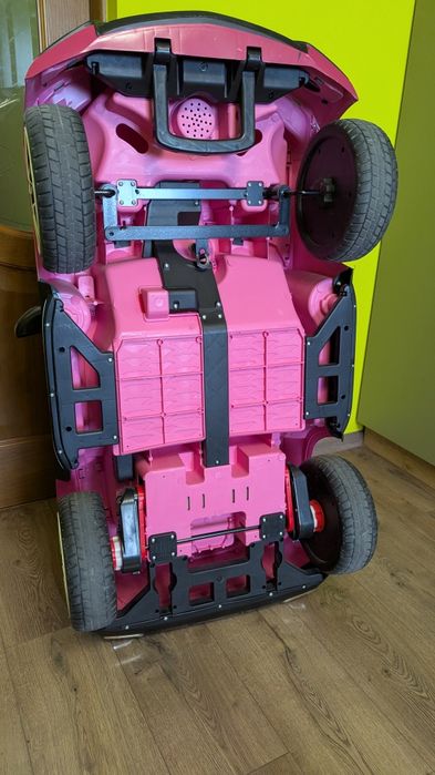 Дитячий електромобіль Mercedes GLE рожевий