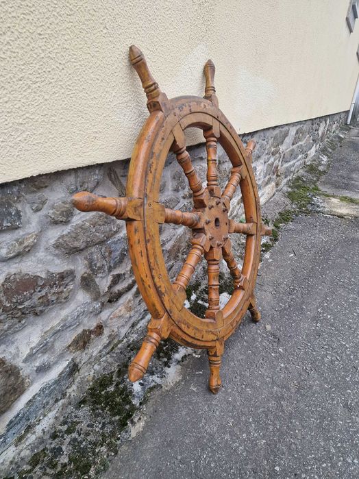 Leme de barco antigo em madeira