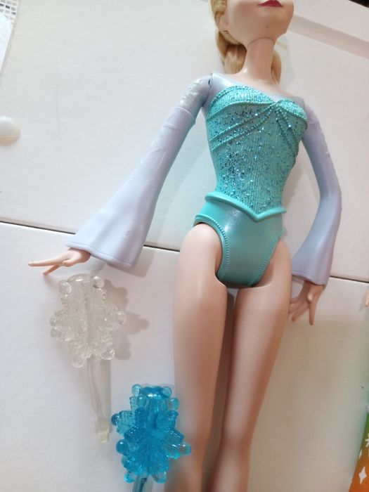 Brinquedos: Elsa Frozen Reino do Gelo inclui pilhas