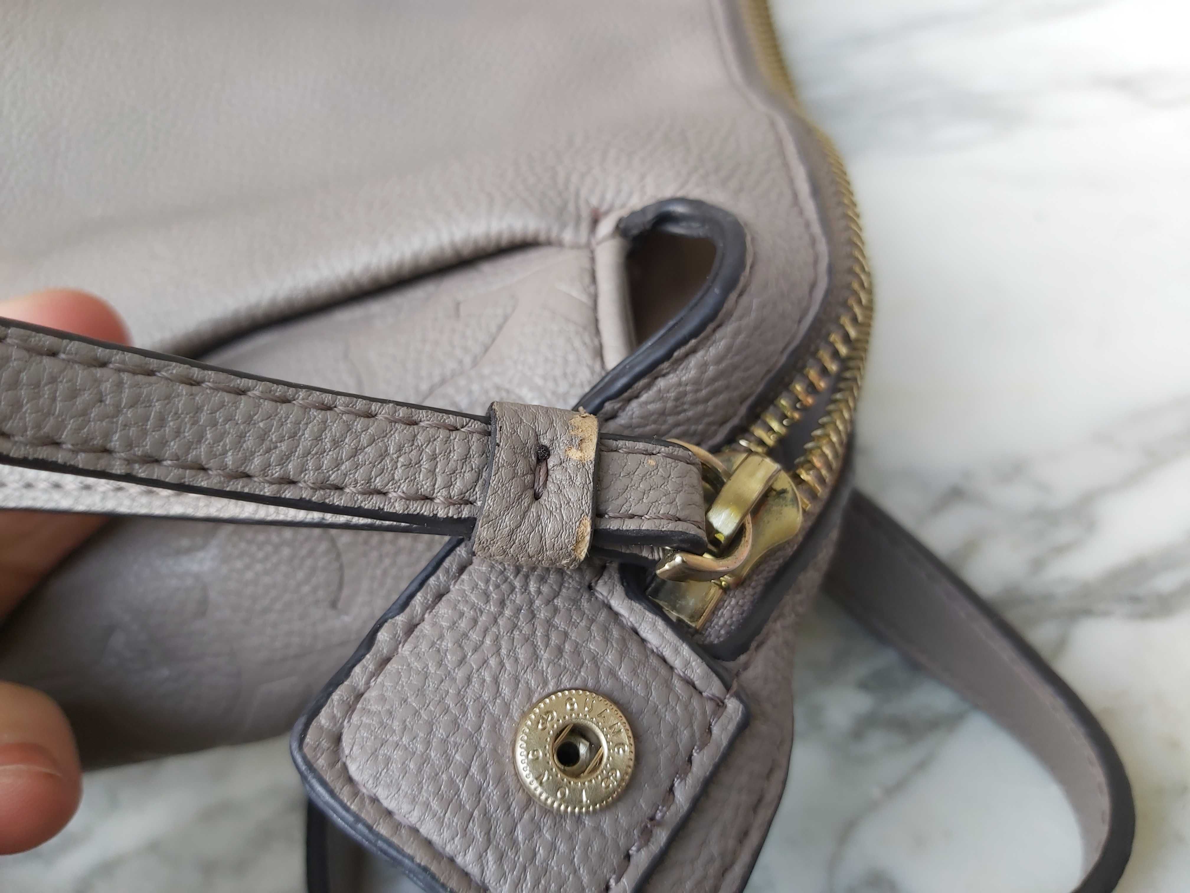 Używana torebka Calvin Klein beżowa listonoszka wada a210