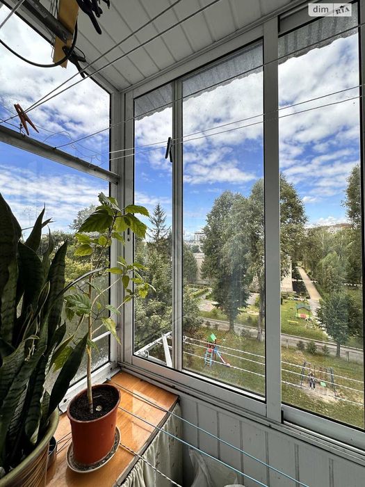 Продаж 3 кімнатної з ао, мікрорайон Сонячний