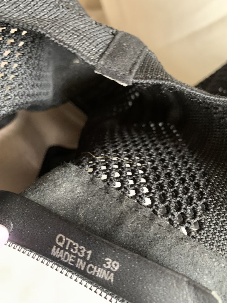 Półbuty buty czarne odkryte palce dopasowane 40 39 Reserved