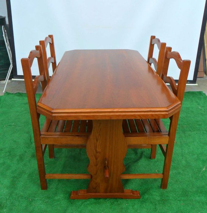 Mesa de cozinha em madeira com cadeiras