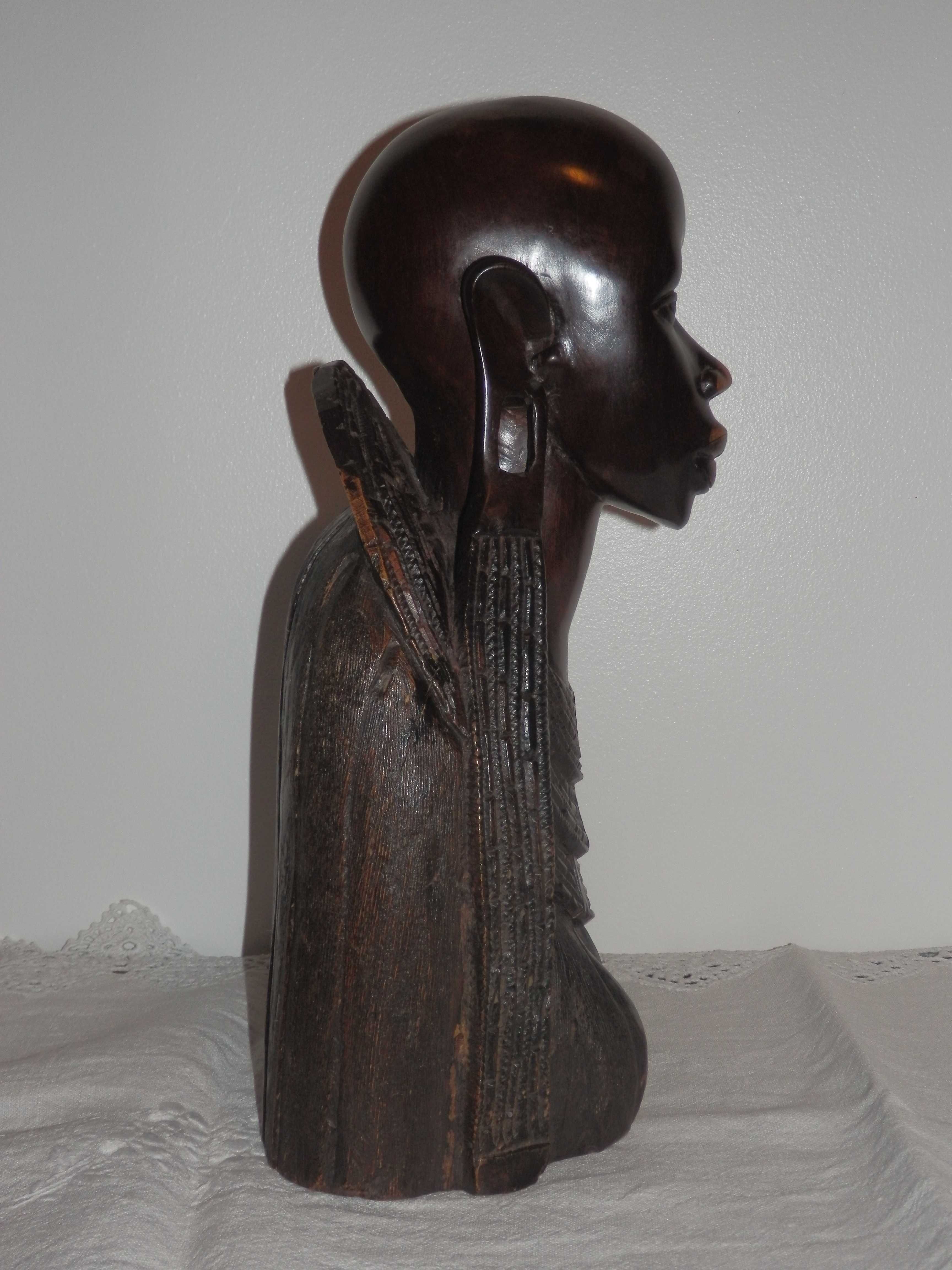 Busto de mulher em ébano