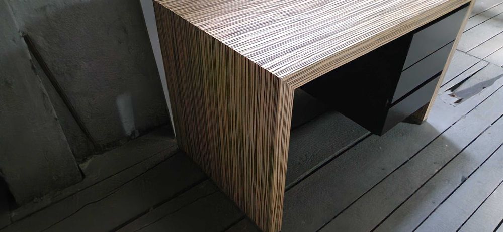 Biurko z okleiny Zebrano + lakierowany MDF | 120x70 cm | Blum | Design