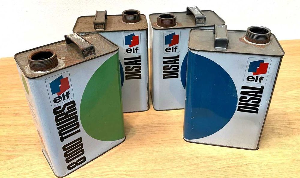 Latas do óleo antigas, vazias, sem tampa