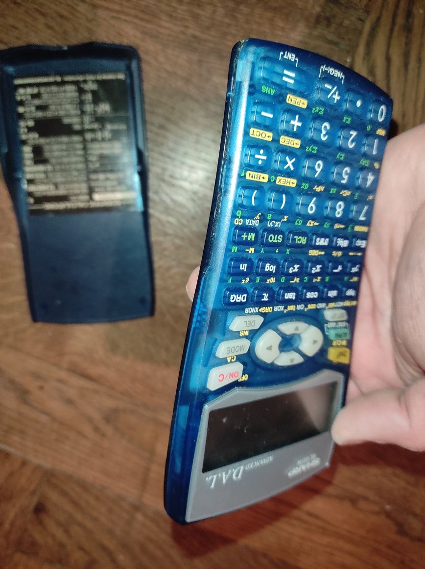 Портативний науковий калькулятор Sharp
