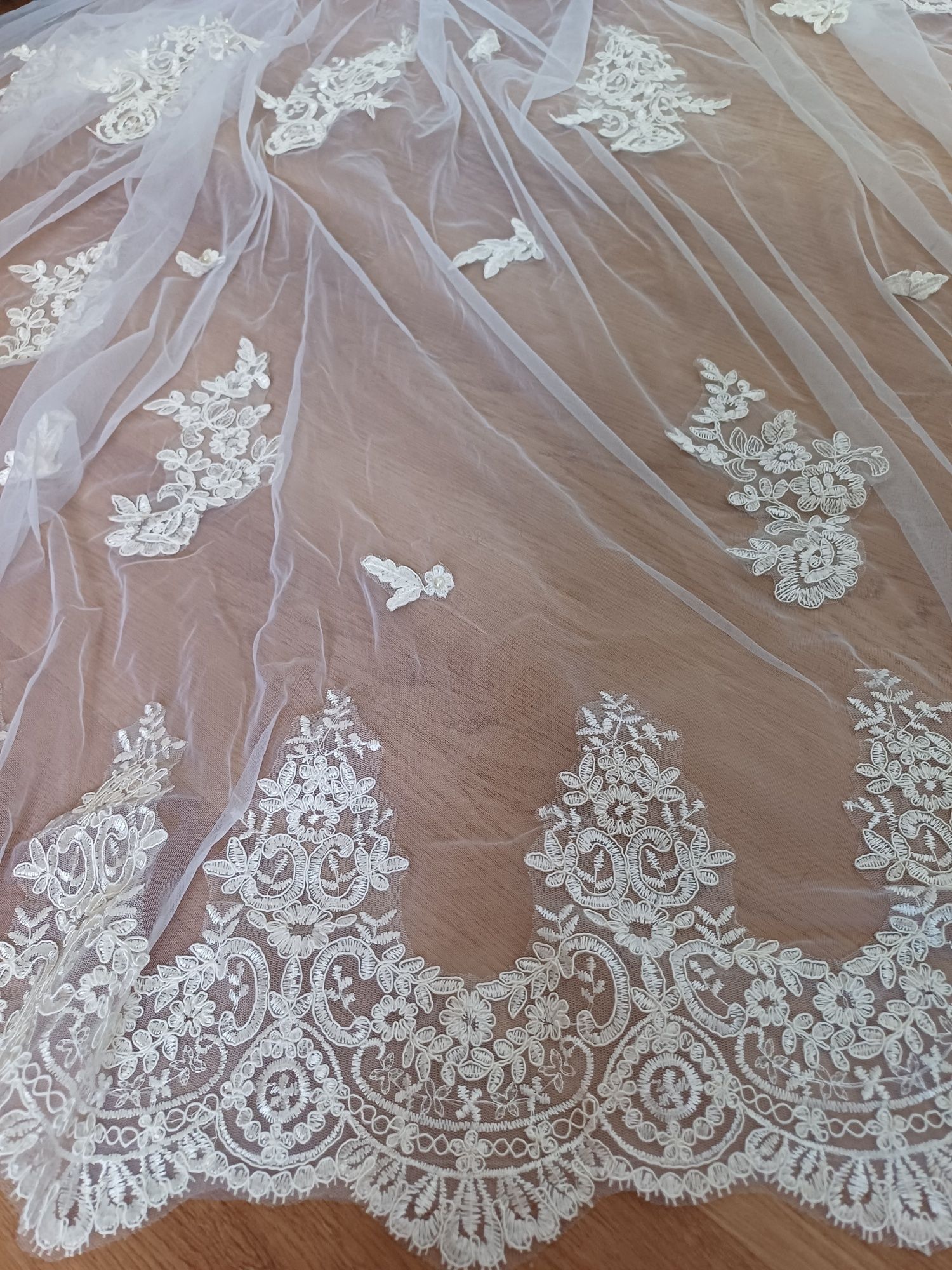 Véu de noiva NOVO com bordado floral e pérolas