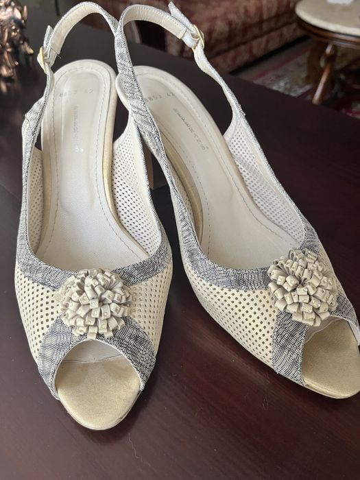 Босоніжки із відкритою пʼятою.