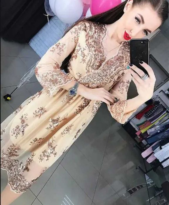 Ошатне плаття в паєтках з вирізом на запах. святкове розмір М(42-44)