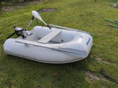Ponton wędkarski Hercules razem z silnikiem elektronicznym i z echoson