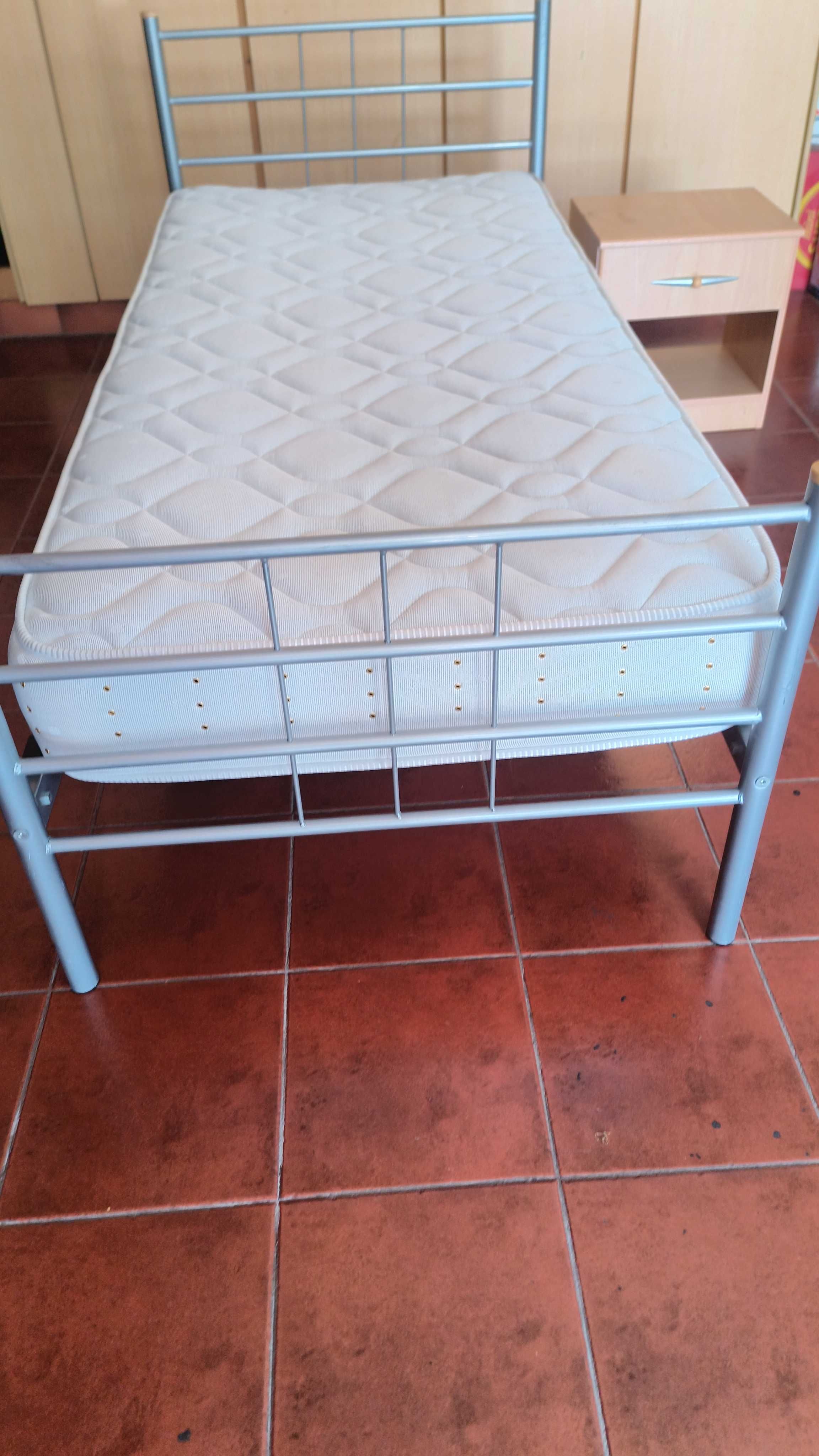 Cama individual.
