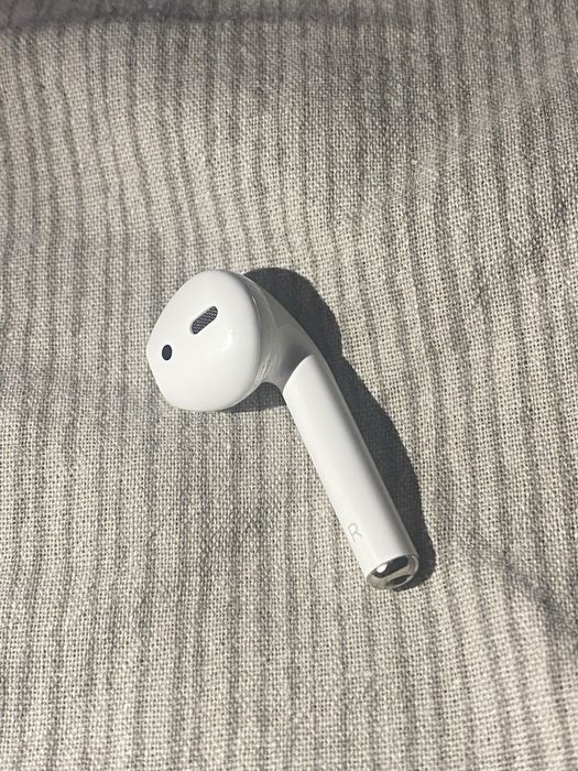 продам один навушник правий airpods 2