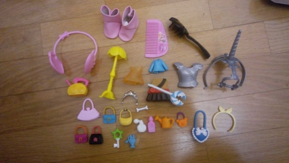 Lote de acessórios para bonecas e roupas + portes incluídos