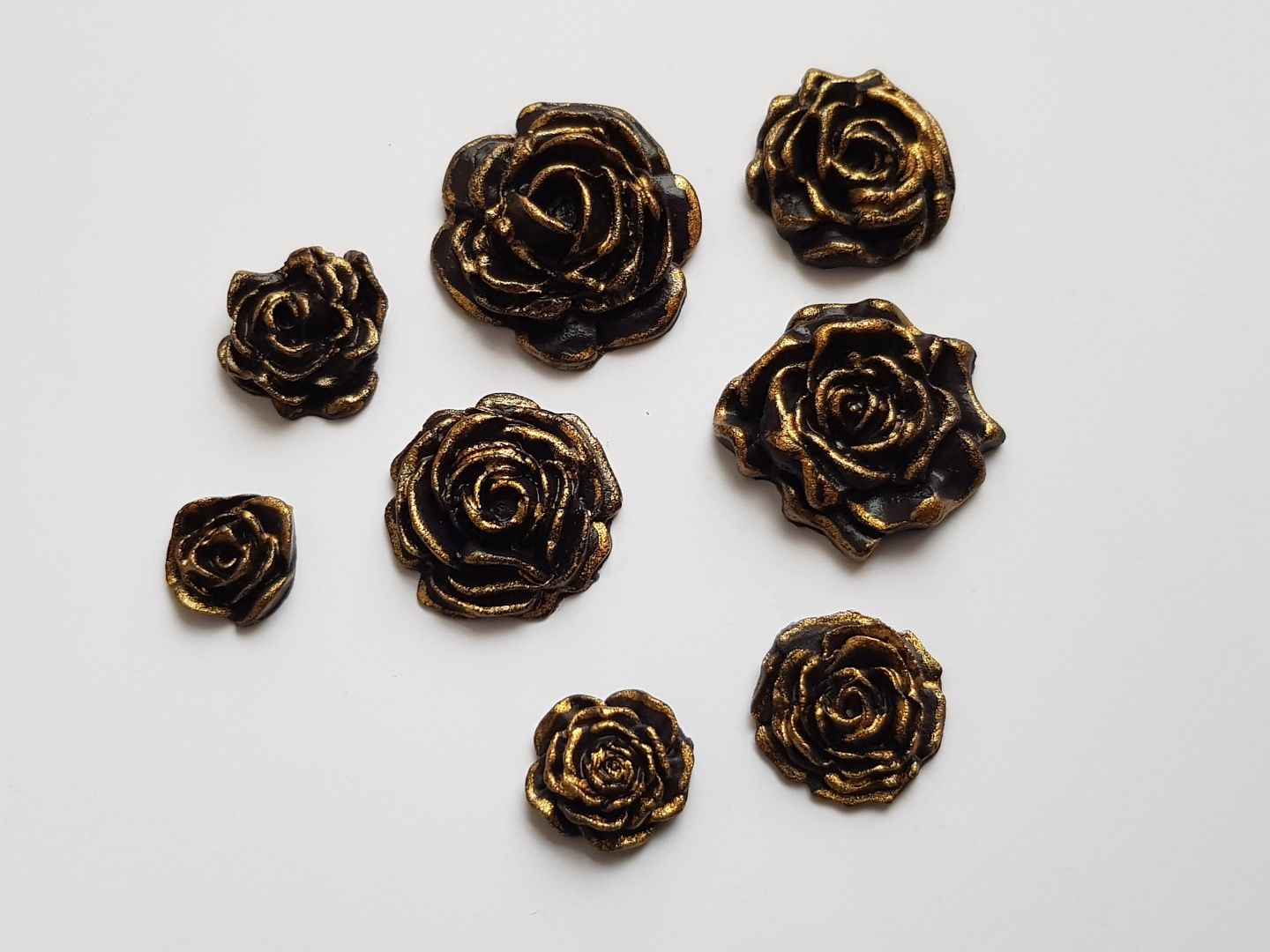 róże na tort z masy cukrowej czarne pozłacane figurki ozdoby