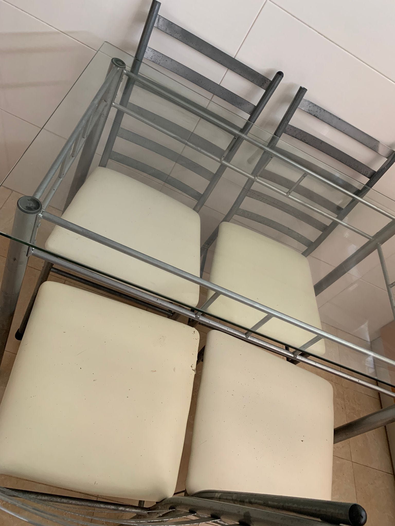 Mesa de vidro de cozinha e sofá