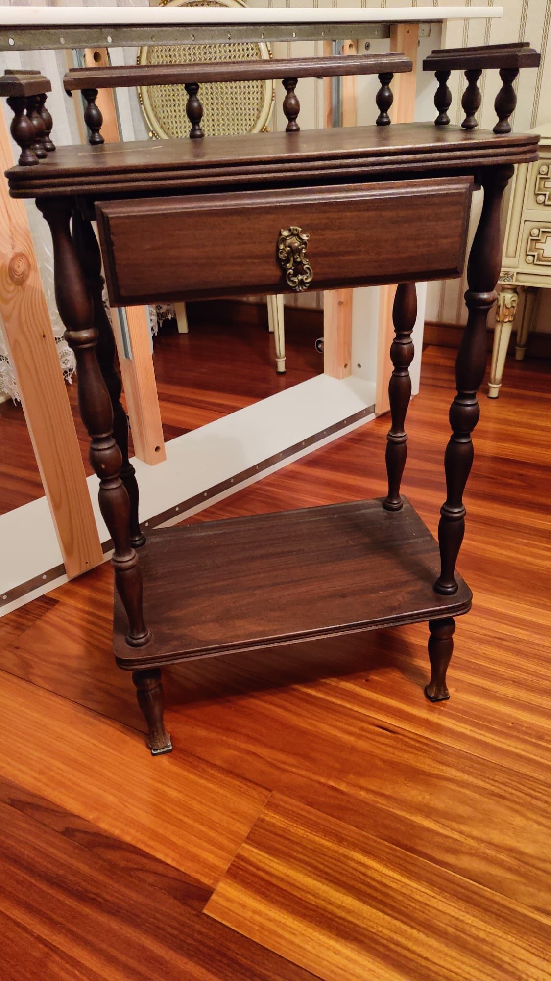 Mesa de apoio em madeira maciça