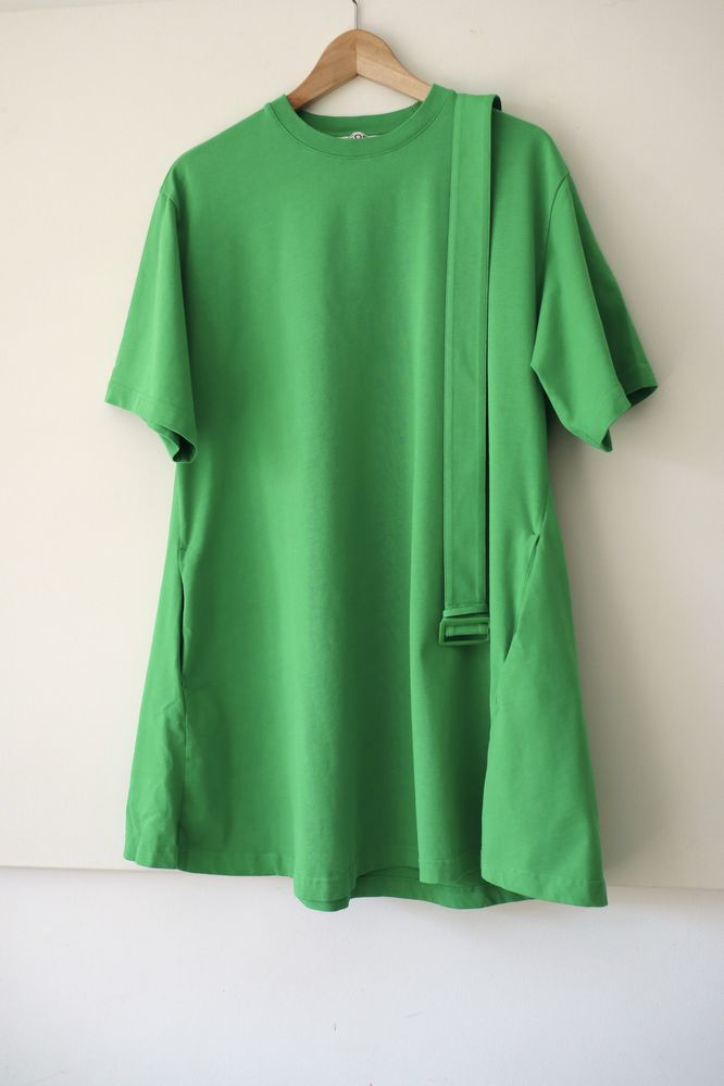 COS Zielona sukienka z paskiem bawełna