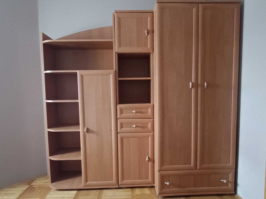 Zestaw mebli (dwa regały, szafa i biurko)