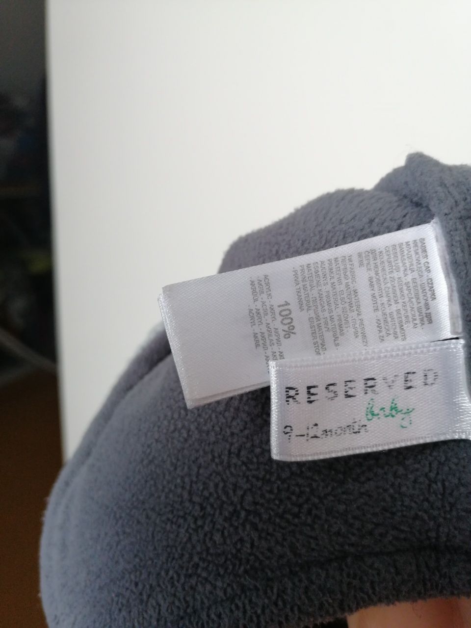 Czapka zimowa Reserved r. 9-12 m-cy Szara z pomponem na polarze