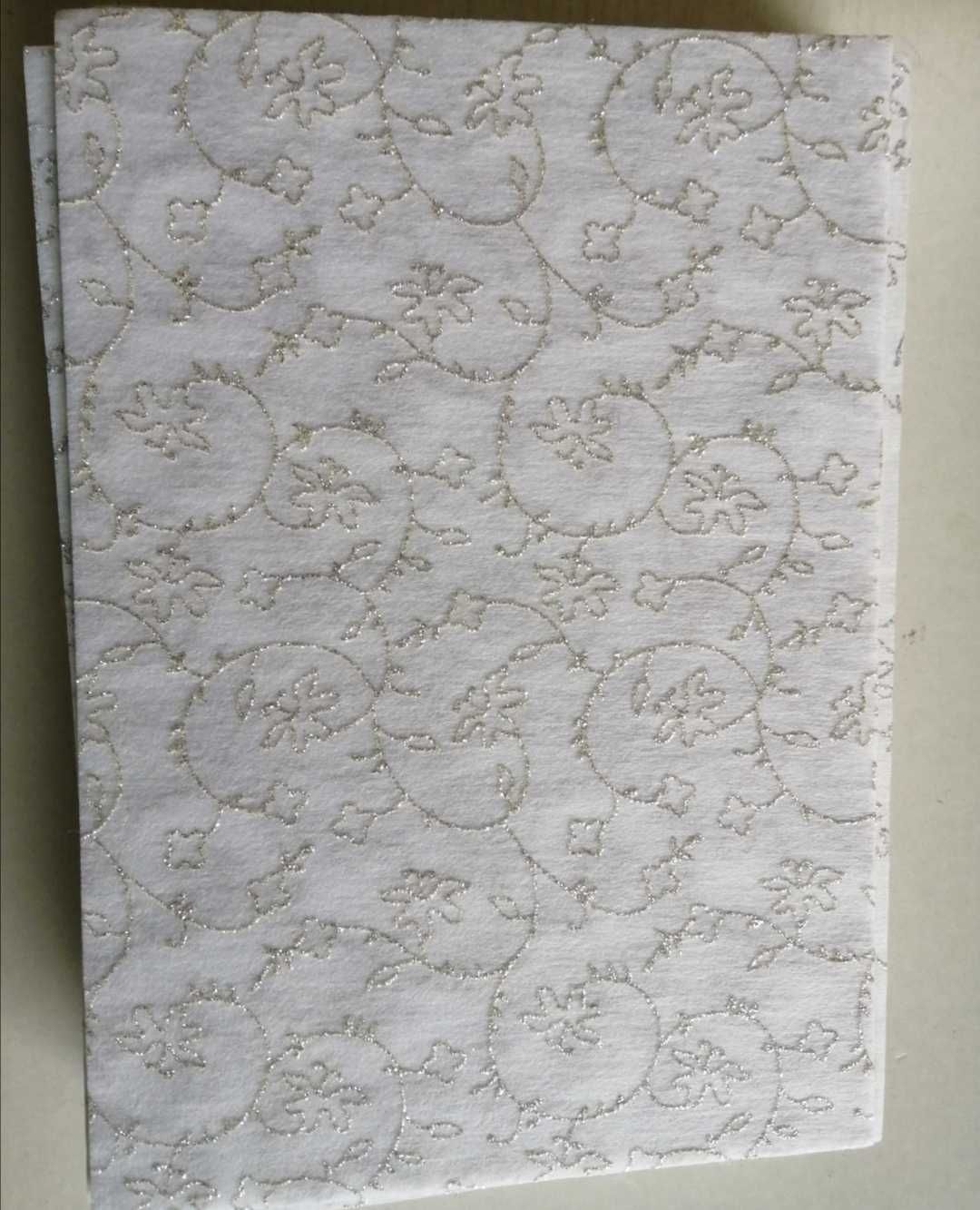 Papel especial branco prateado arabescos