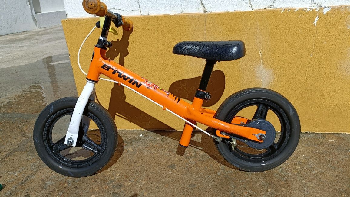 Bicicleta sem pedais.