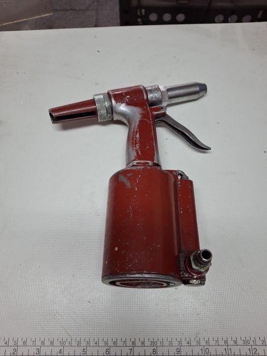 Пневмопистолет закльопочний