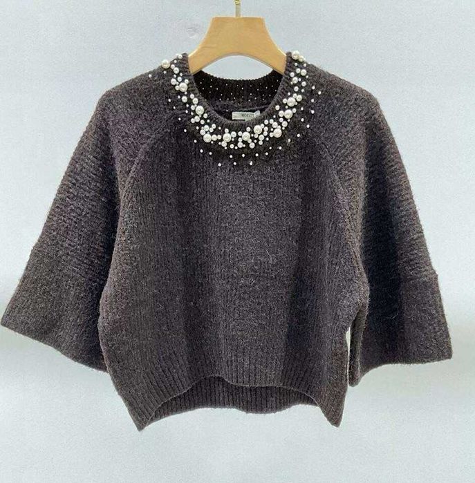 Damski sweterek z perełkami pod szyją