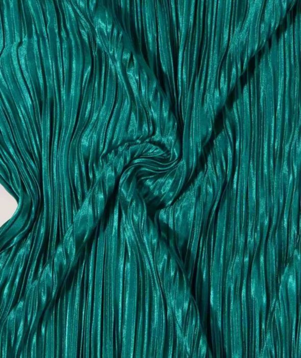 Elegancka plisowana sukienka maxi z długim rękawem