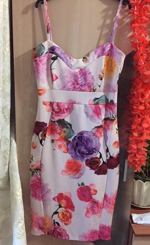 Красивое фирменное платье в цветочный принт Boohoo