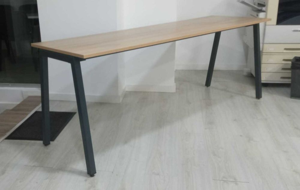 Secretária 200x60 - tampo em carvalho pés e cinza