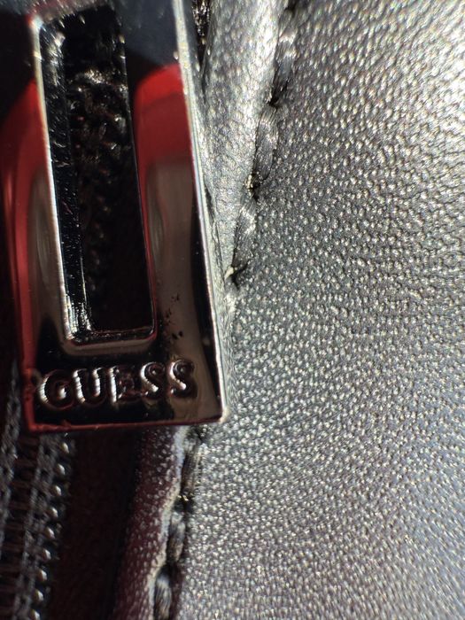 Жіноча сумка крос-боді на ланцюжку GUESS чорна