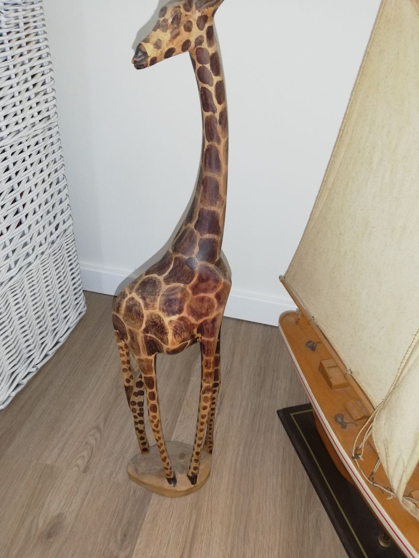 Girafa em  madeira feita à mão